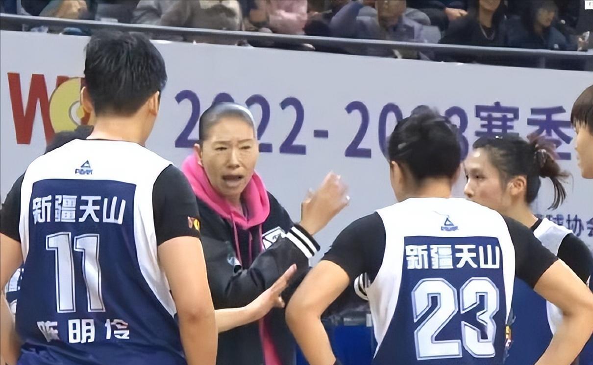 她曾是我们前女篮队长,今儿子身高2米成为主力球员_付豪_展淑萍_比赛