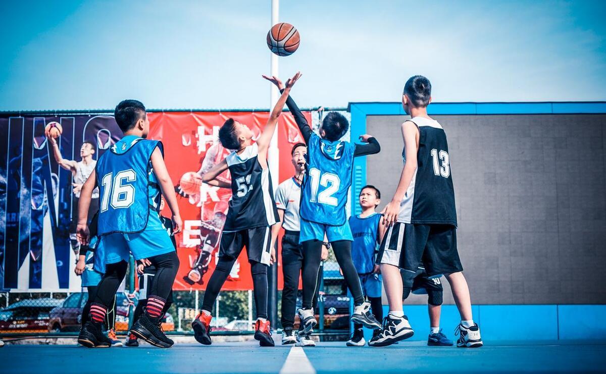 打篮球时正确的防守姿势_对手_持球者_向前