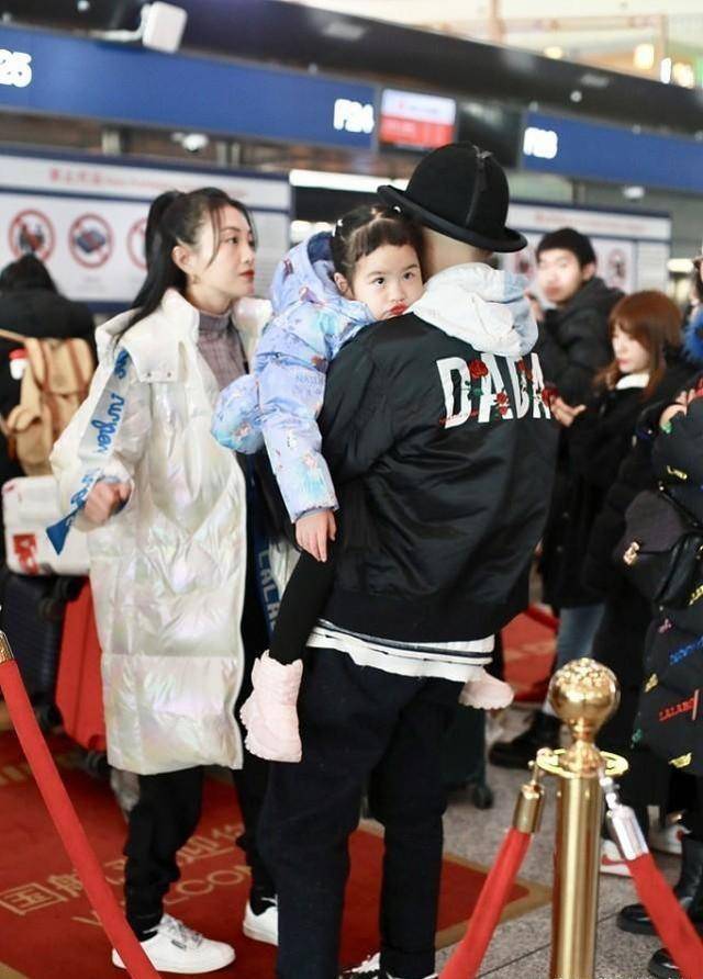 包贝尔一家三口出行,包文婧就算穿普通的棉服,都这么的好看_效果_款式