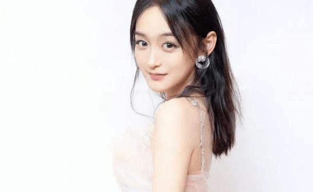 乐观开朗的何泓姗,和周迅长得有些相似,让网友说她是第二周迅