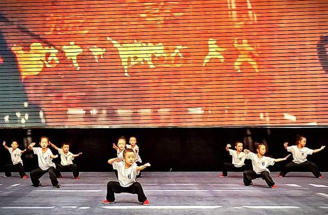 峨眉山市:300多名"功夫"小子武术表演展风采_文化_传承_培训