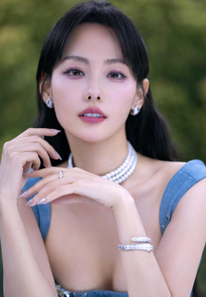 随后,张嘉倪工作室还发布了一系列老板活动的高清照片.