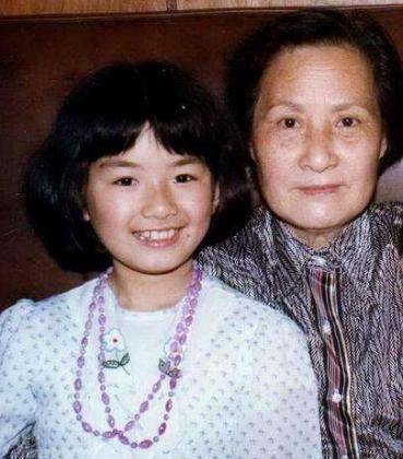 黄奕1977年出生在上海,父亲黄骏是西安交大的高材生,母亲是北京人,在