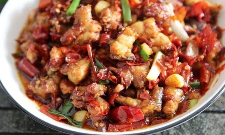 安顺屯堡菜"打头阵"旧州辣子鸡,一种岁月悠长的美味_菜品_口感_美食