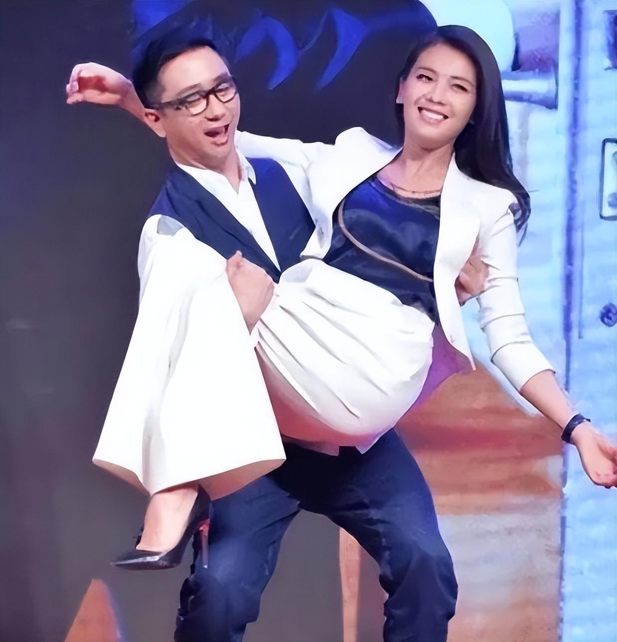 41岁刘涛被王自健当众公主抱,谁注意到他手部动作,细节见人品_服饰