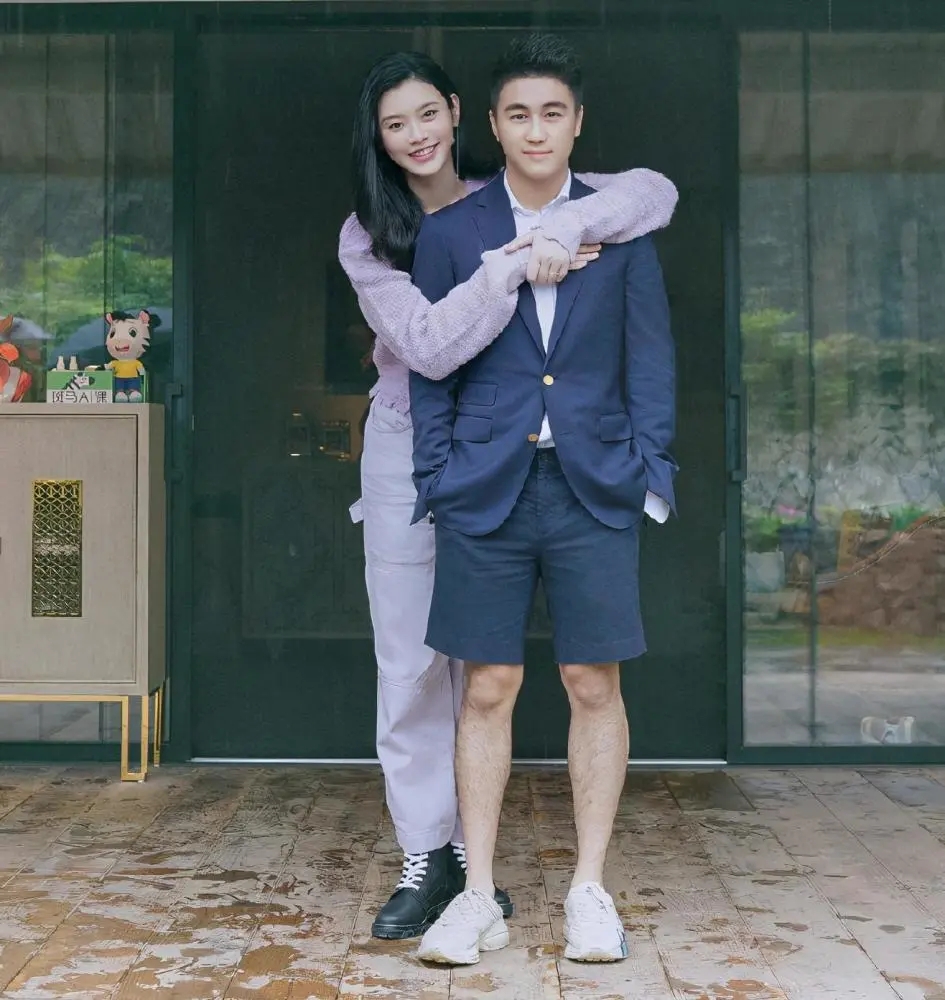 父亲坐拥上千亿资产,母亲名下有200多套房,妻子还是国际名模_何猷君