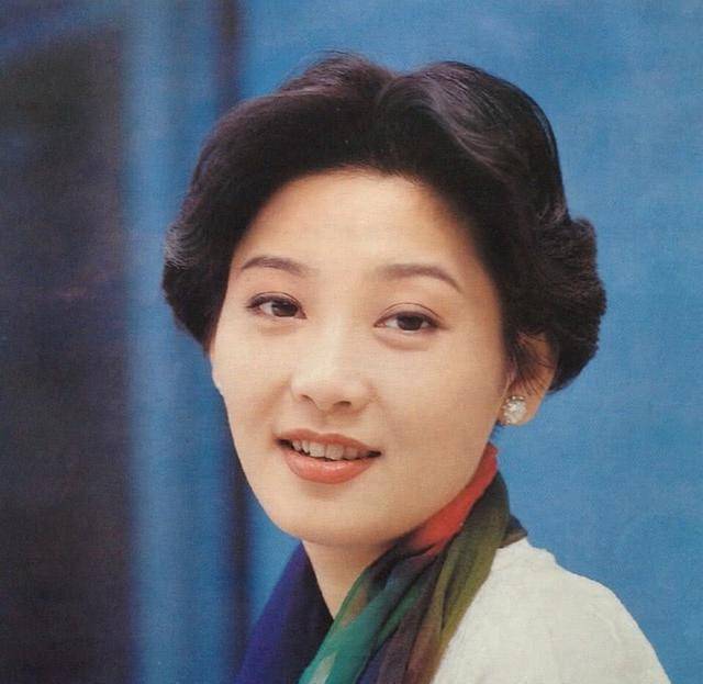 1988年,王志文从北电毕业,被分配到中戏研究所工作,年轻时候的王志文