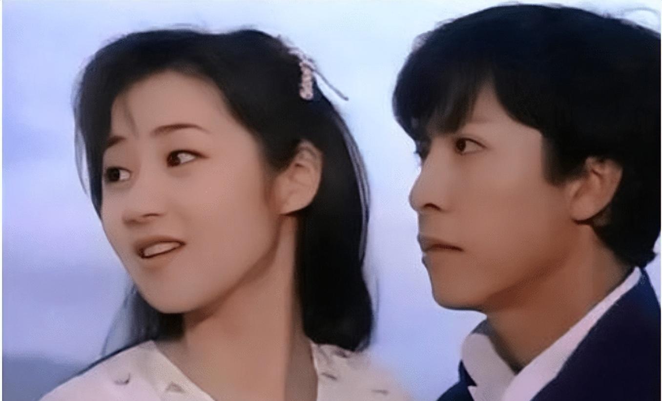 穿白衬衫现曼妙身姿,小蛮腰吸睛_万绮雯_生活_网友