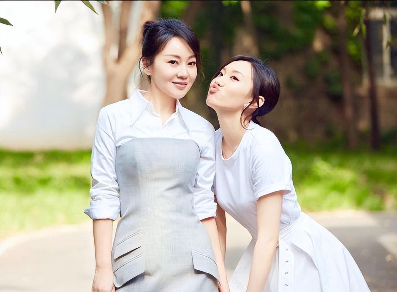 闫妮携女儿拍时尚大片,这哪里是母女,分明是一对姐妹花_邹元清_闫妮和