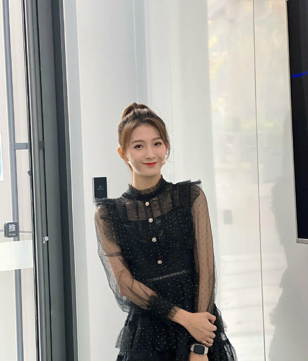 她是腾讯nba女主播一姐,雪儿身材时尚,颜值智慧并重,不输名模_解说