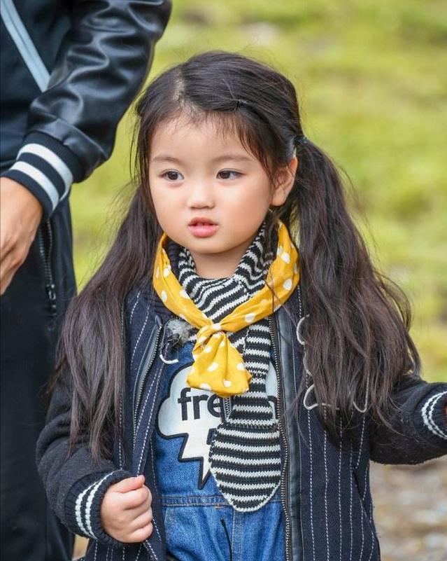 "小哪吒"已经长大,一身礼服出席活动,网友:这谁扛得住_祖儿_女孩子