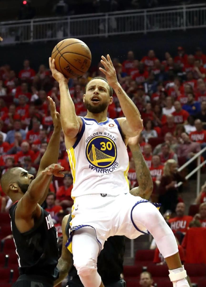 斯蒂芬·库里投篮技巧的革命性在于他的高弧线投篮,即时释放速度,稳定