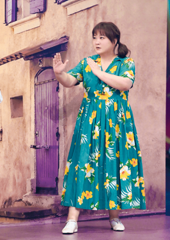 贾玲瘦出曲线美!