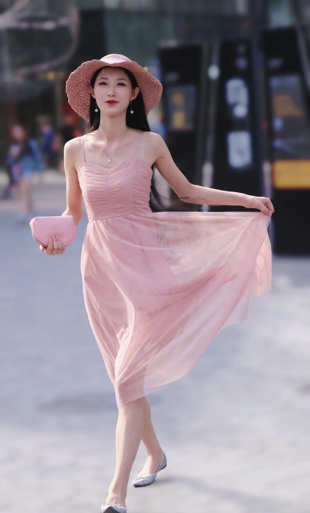 街景:偶遇粉色背带长发及腰的女孩