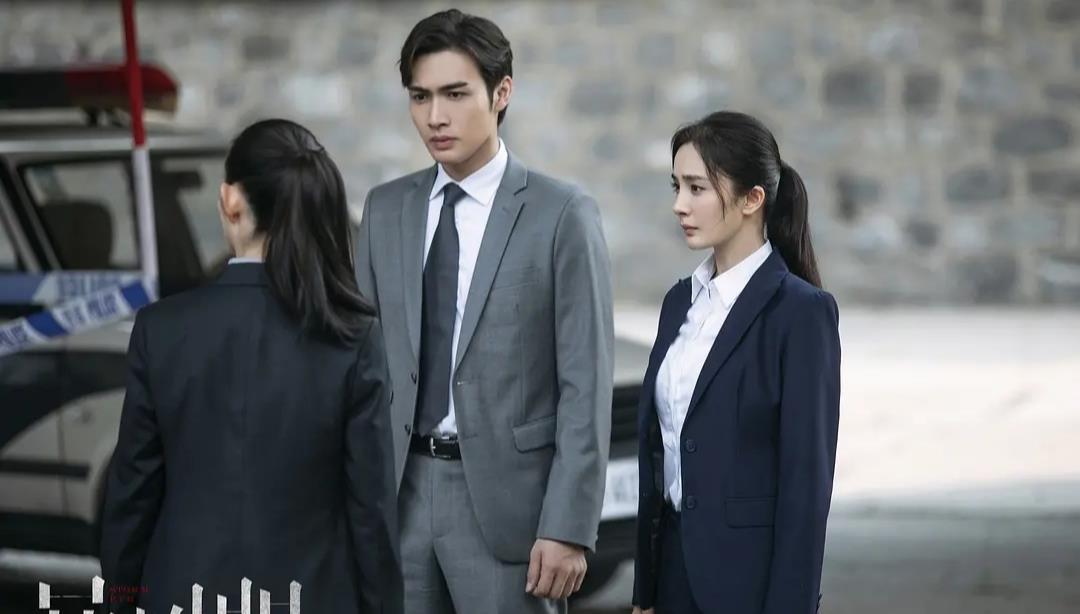 张彬彬高大强壮,深夜旁若无人地搂着男子,疑似情感暧昧_杨幂_合作