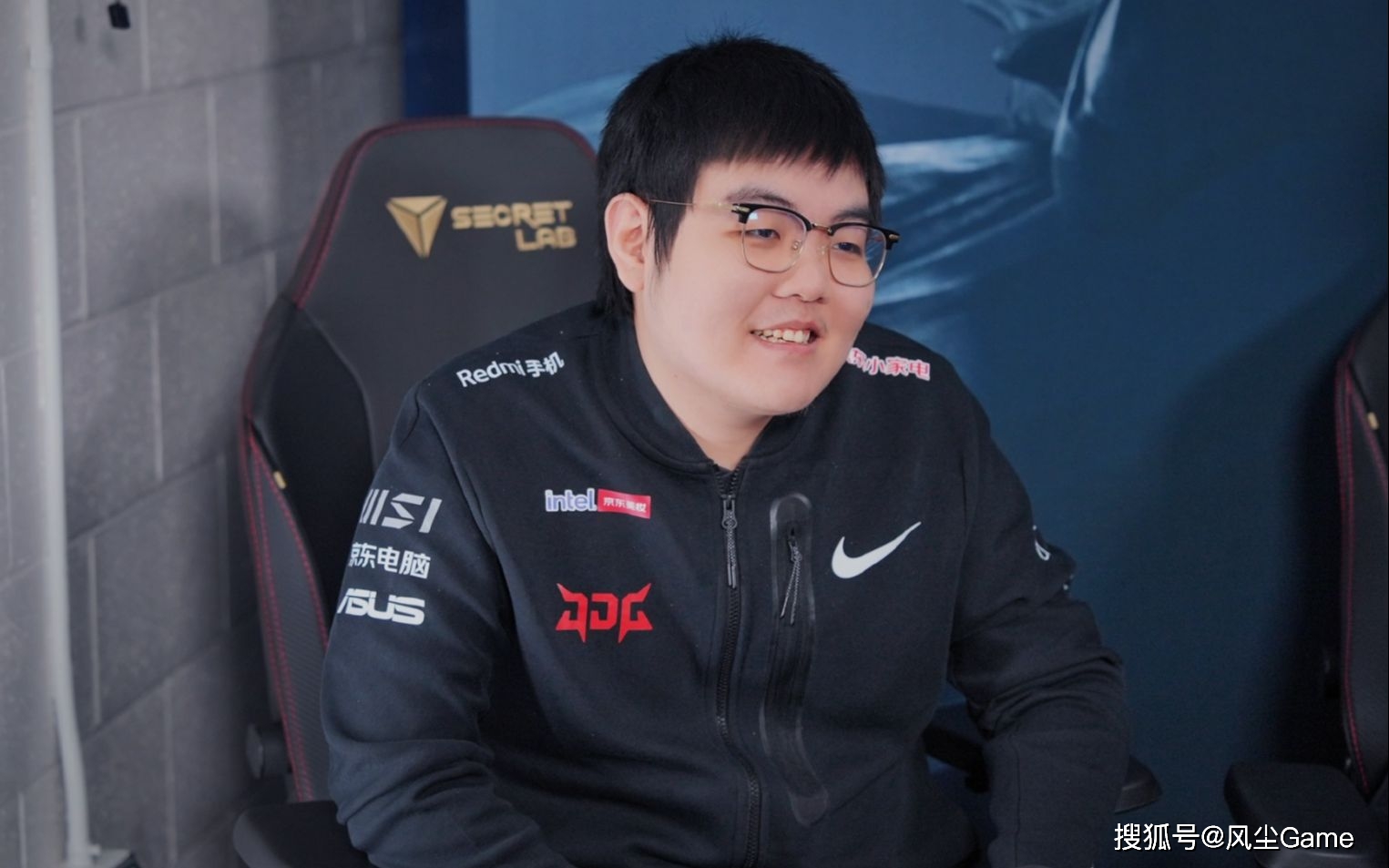 一个开着库里南,有自己上千平米的庄园,一个有上海汤臣一品这样的顶级