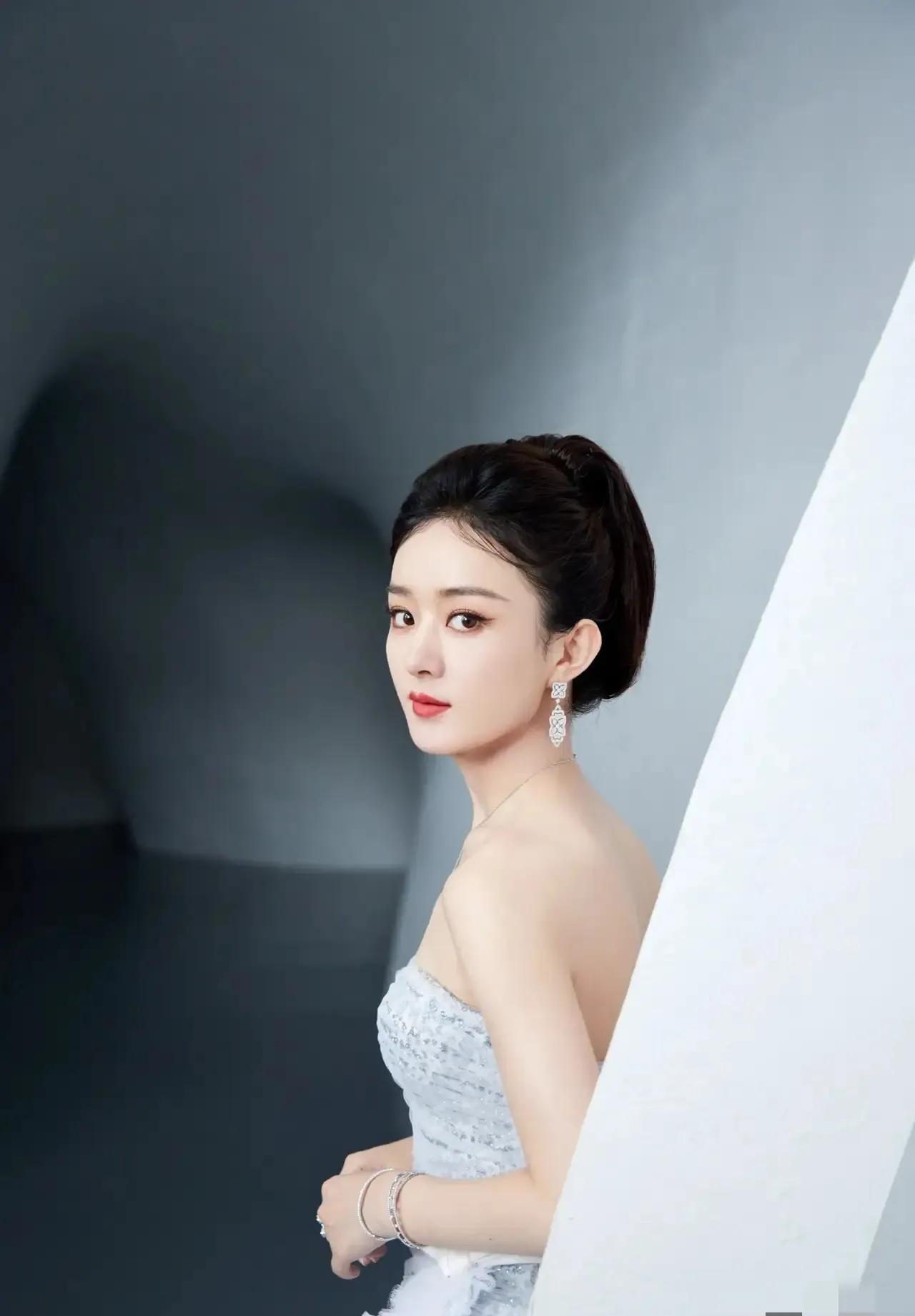 赵丽颖身穿星空薄纱连衣裙,优雅迷人网友:这样的女神应该多一些!