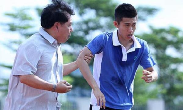 张晓五是一名话剧演员,兢兢业业工作了多年,没有涉