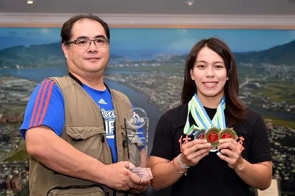 举重女神 郭婞淳:阿里山的姑娘,举重生涯金满贯征战杭