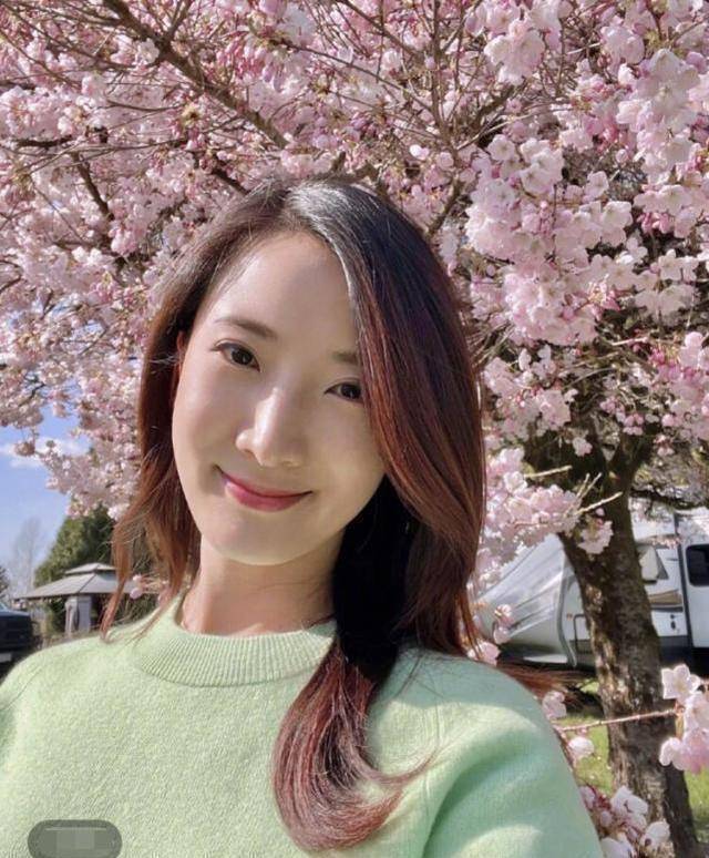 陈赫前妻与男友骑单车出行,许婧樱花树下自拍,难掩满脸幸福笑容_孩子