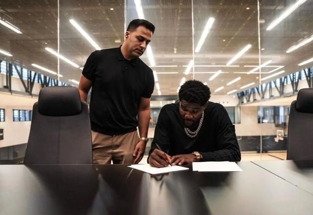 艾顿在奥运资格赛中的优异表现令太阳队期待已久的顶级中锋登场_比赛