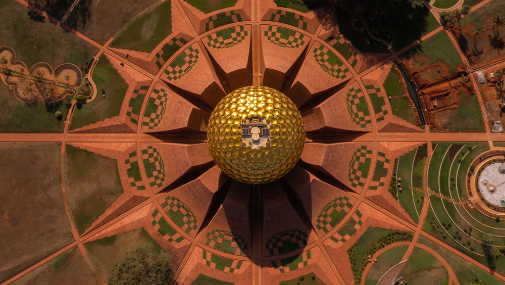 "银河计划"(galaxy plan)中,曙光村沿着城中心的"黄金球"螺旋形展开