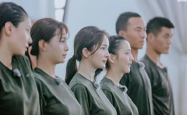 杨幂在参加"真男"的节目后被网友吐槽,随后大方转发评论_姐姐_佟丽娅