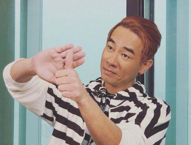 起因就是内地一家公司和陈小春的经纪人签合约一起直播带货,称自己有