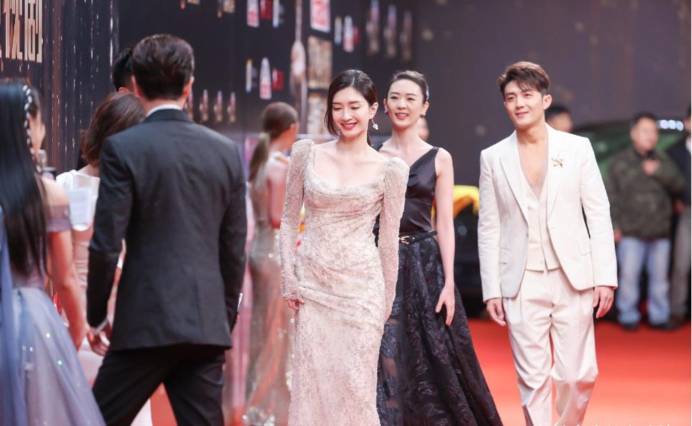 王鸥豪放露背,张雨绮黑色魅惑,都不及孙俪穿"睡裙"就上霸气_杨紫_倪妮