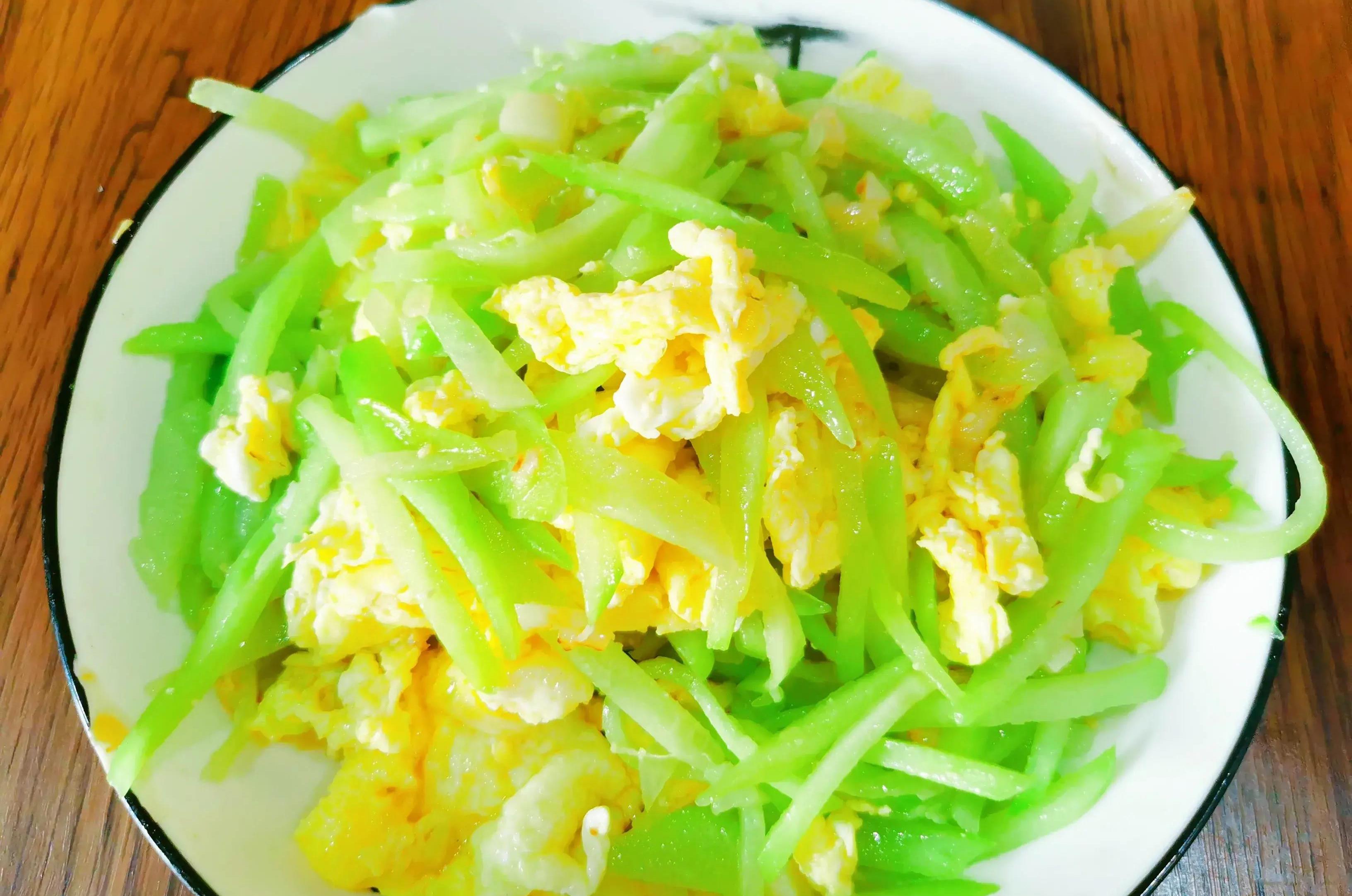 佛手瓜炒鸡蛋,口感爽脆,鸡蛋滑美,色泽鲜艳,简单家常下饭菜_美食_食材