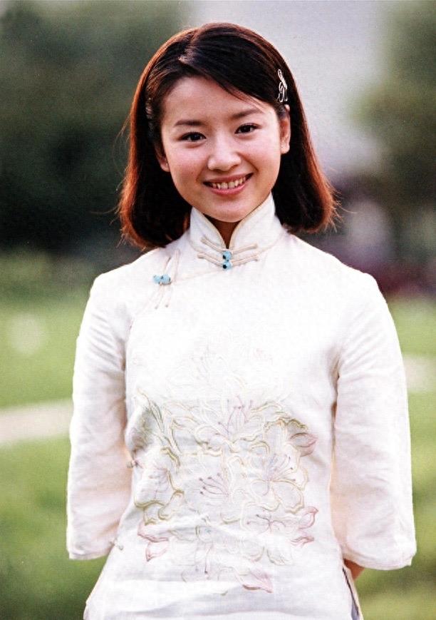 有了衣服,还缺少鞋子,当金燕西发现这个问题的时候,立马安排人去鞋庄