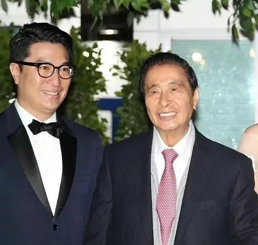 周星驰跟刘德华一起表演胸口碎大石也是成为了经典.