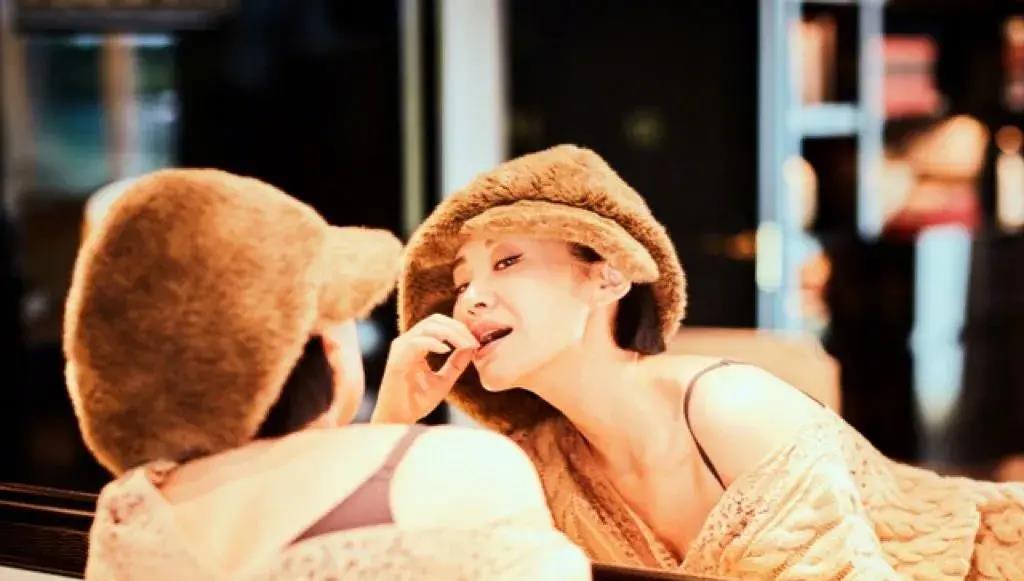 许晴在自家豪宅拍照,下衣失踪就不穿了,学20岁少女卖萌却笑场了_照片