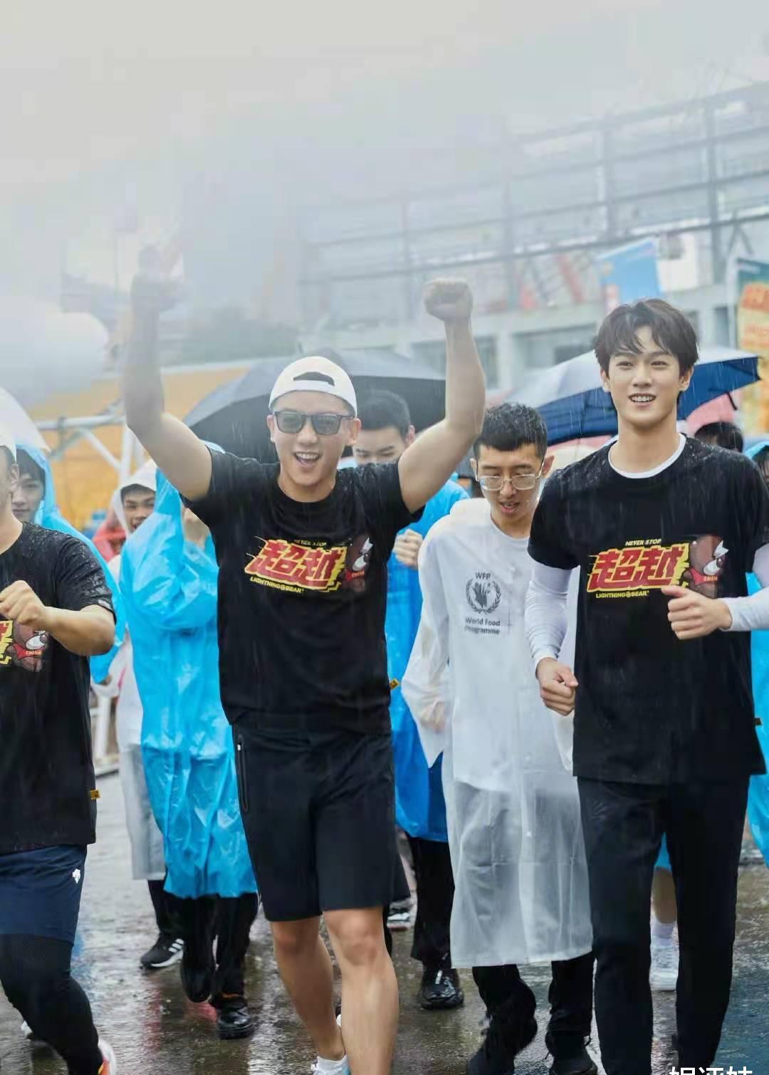 郑恺瘦身成功后,首晒西装写真,坦言衣服又能穿进去了_管理_角色_超越