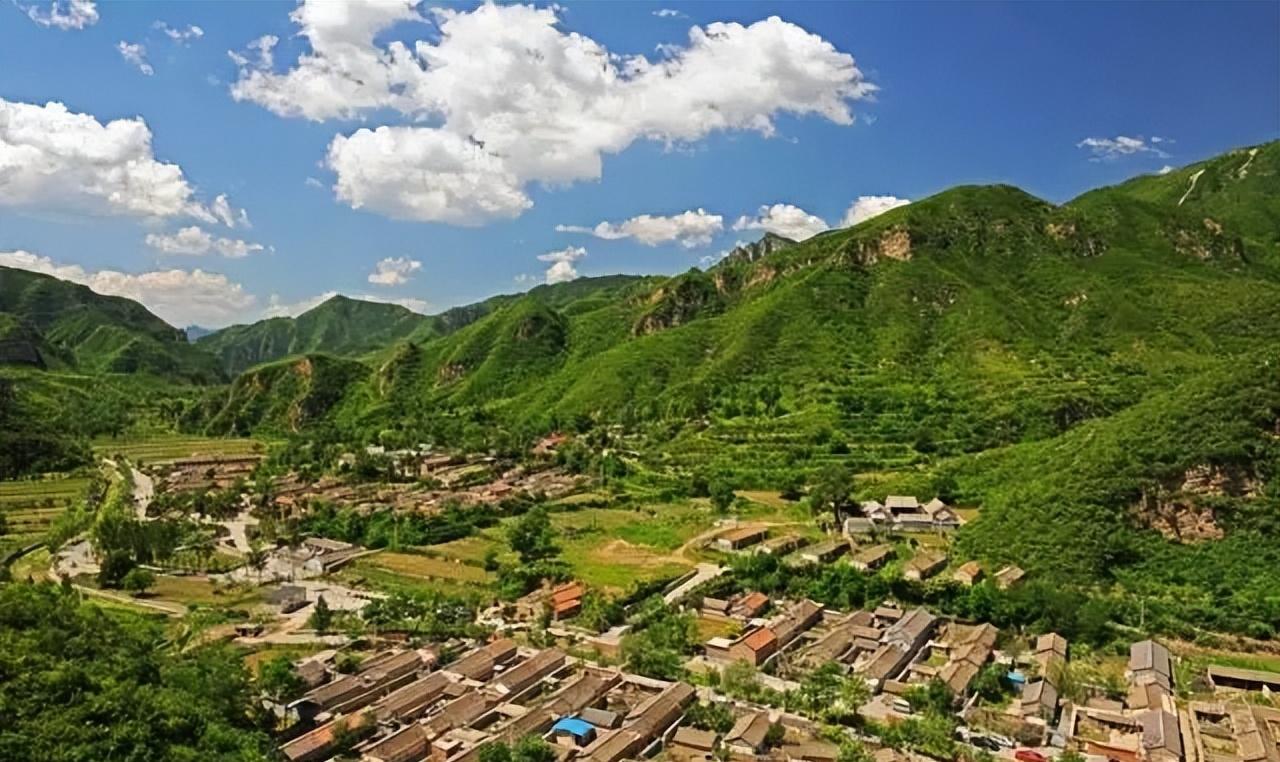 黄炳秀带领村民先将沟里的碎石清理干净,接着用石头和木头做成拱形