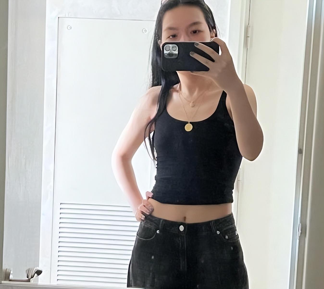 19岁法图麦晒素颜照大秀身材,眉宇间酷似李咏,哈文点评犀利_生活_女儿