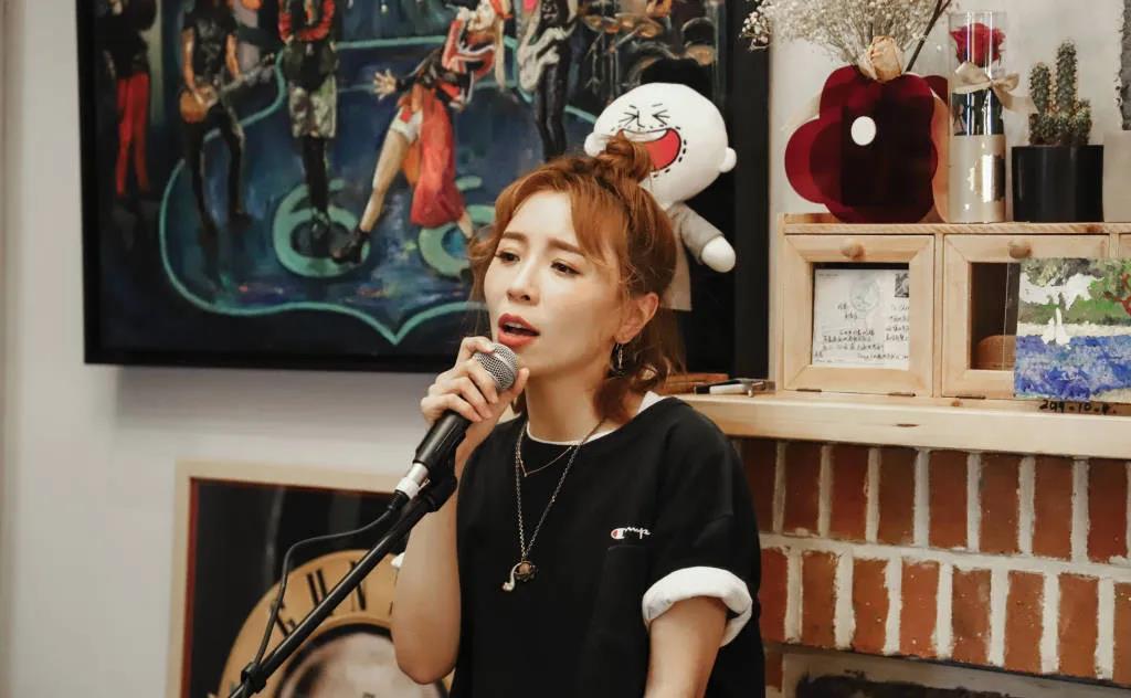 看哭何炅的"最惨超女",却活成大家心中的《向往的生活》_黄雅莉_人生