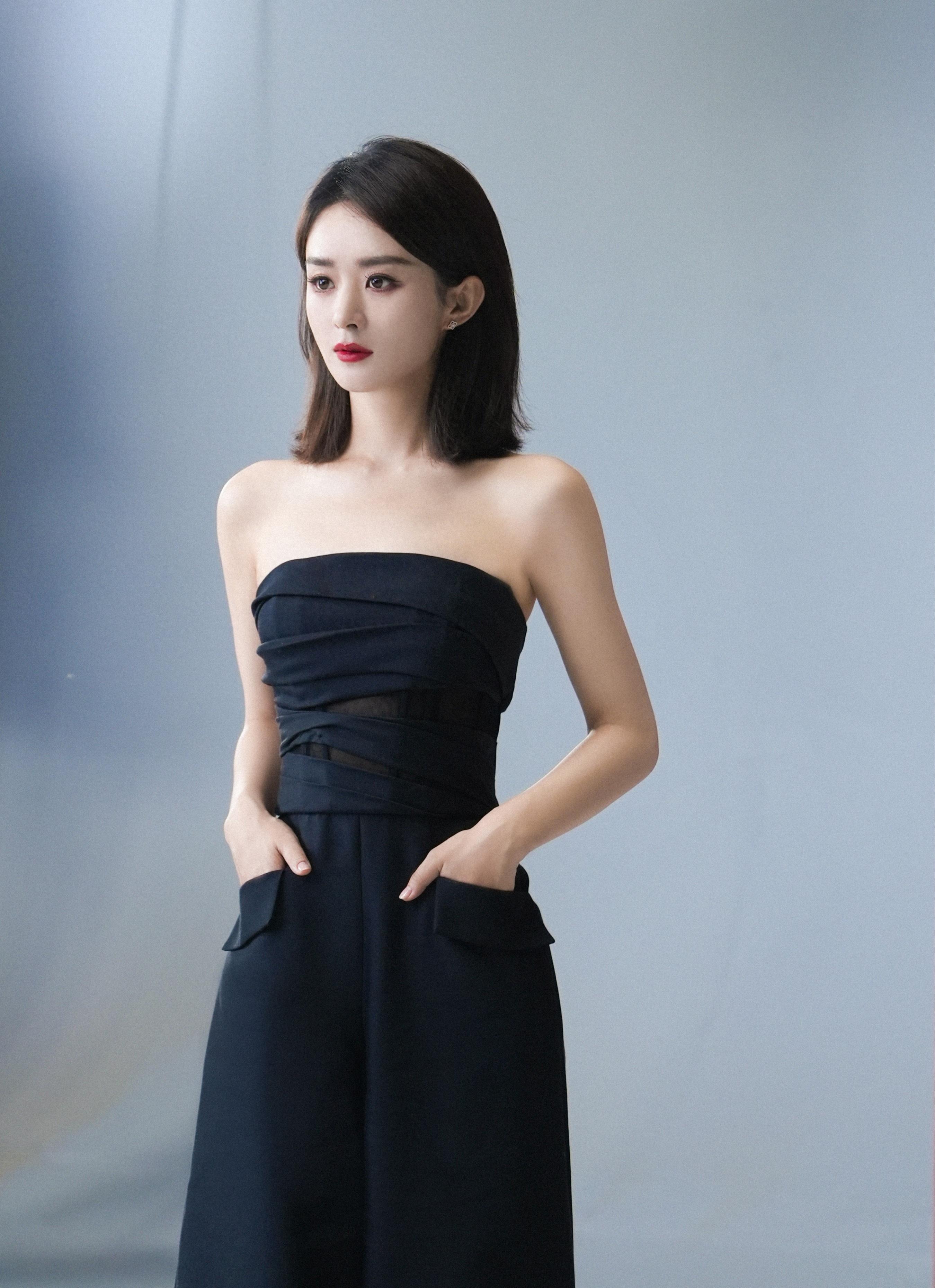 抹胸的设计展现了赵丽颖完美的锁骨和肩部线条,凸显出她迷人的气质.