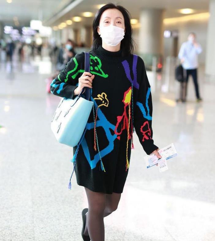 小陶虹年纪越大越儒,黑丝袜搭配厚毛衣的款式还是老样子!