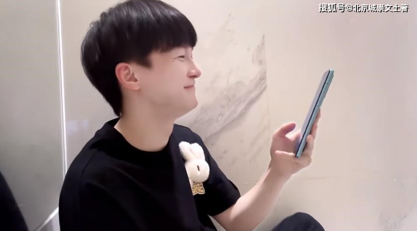 劳模周深疯狂宠粉,素颜出镜满足歌迷心愿,天籁之音刷爆微博热搜_表演