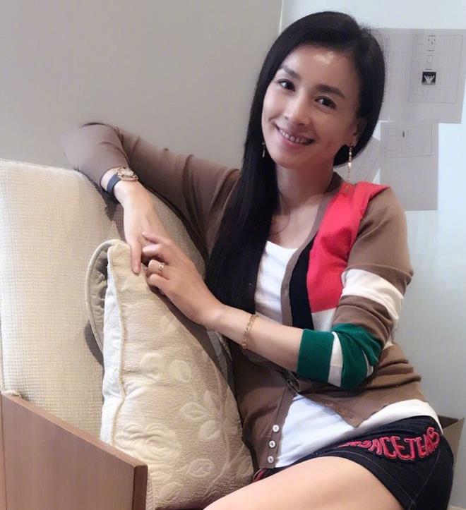 "酸"牛仔裤搭配女装上衣,张庭女神看起来精致了!