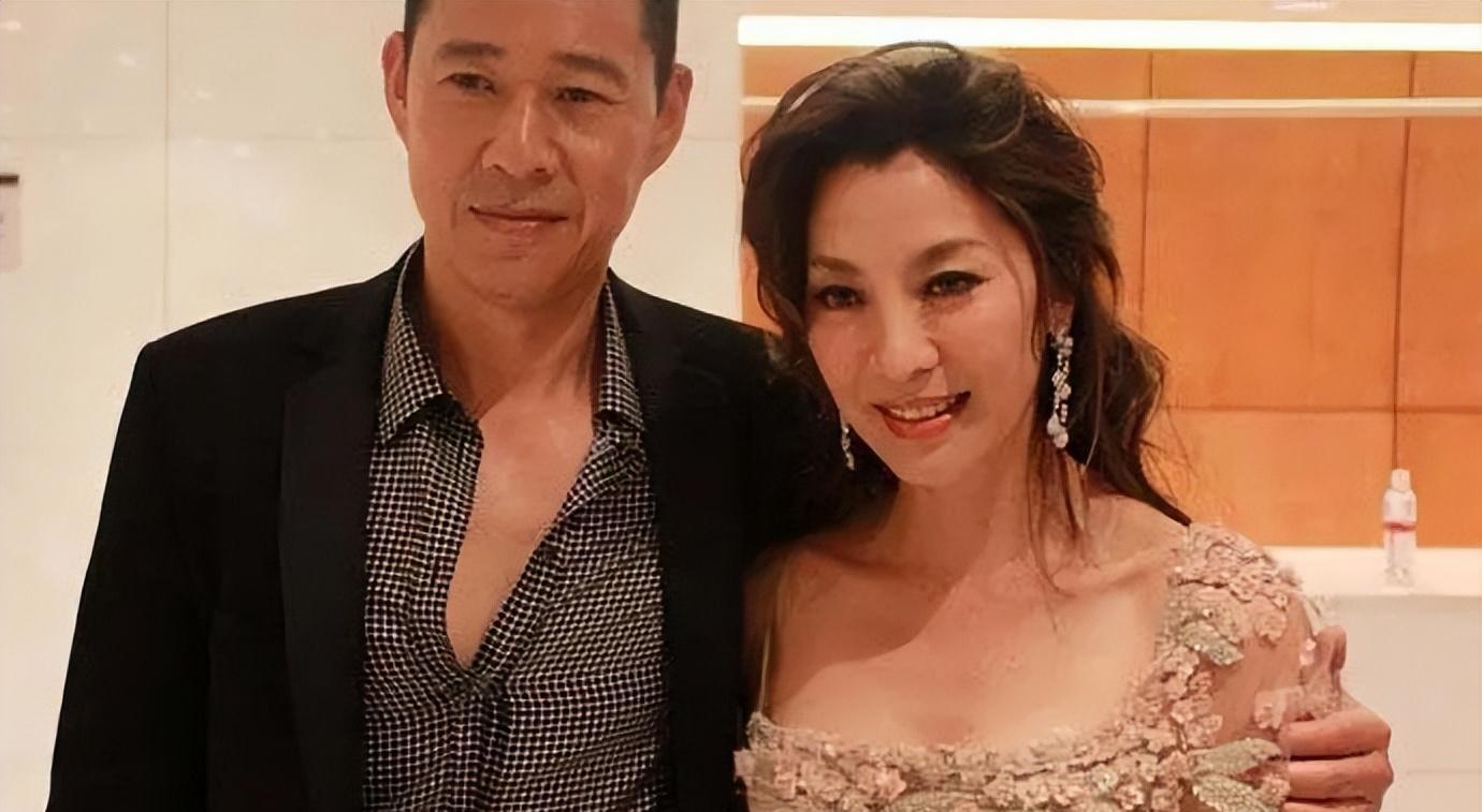 那么张丰毅的老婆就是她?五官清秀的杨紫琼撞脸,穿薄纱裙太诱惑了