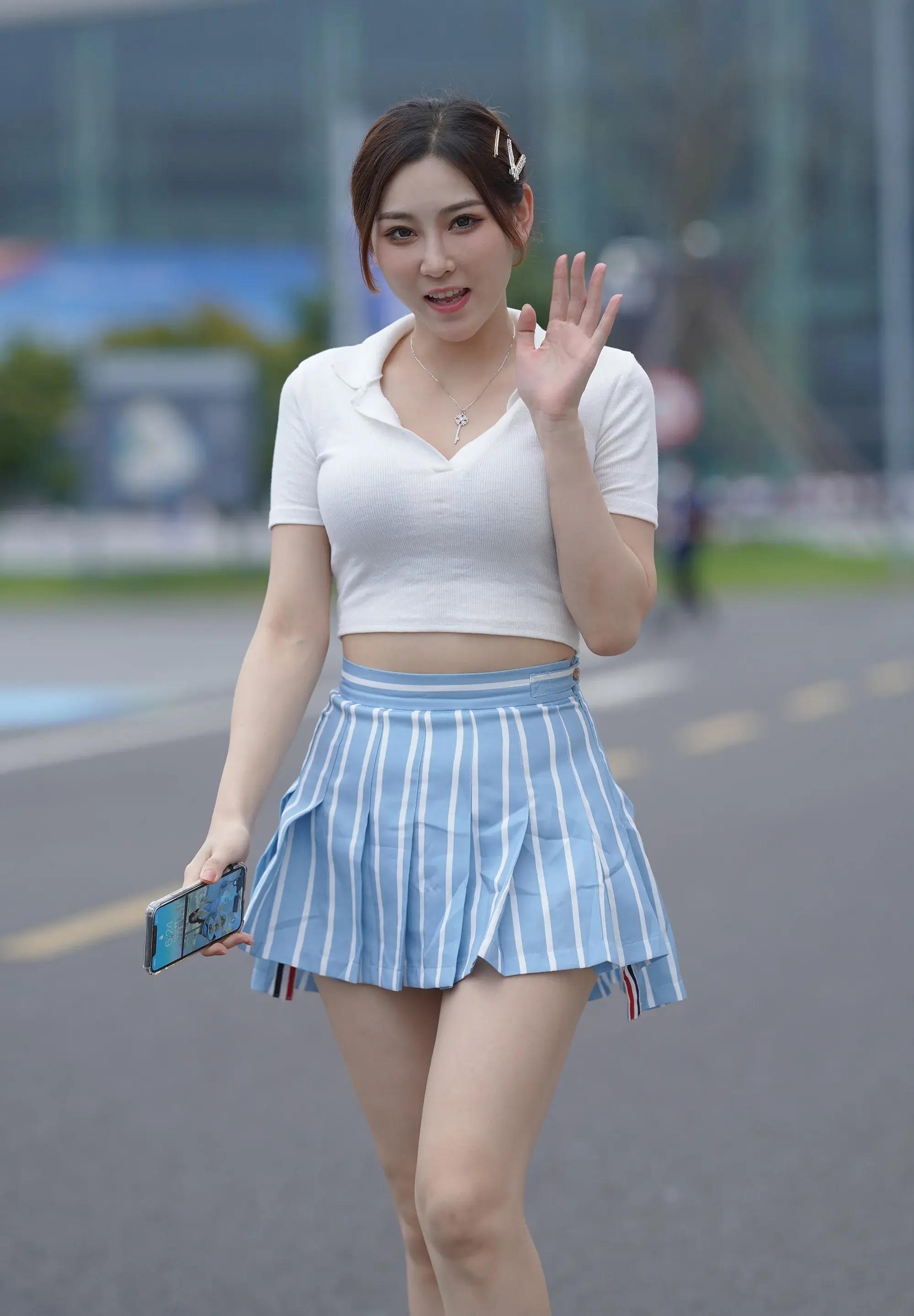 清凉短裙造型:炎热夏季,魅力无限!_感觉_美貌_双腿