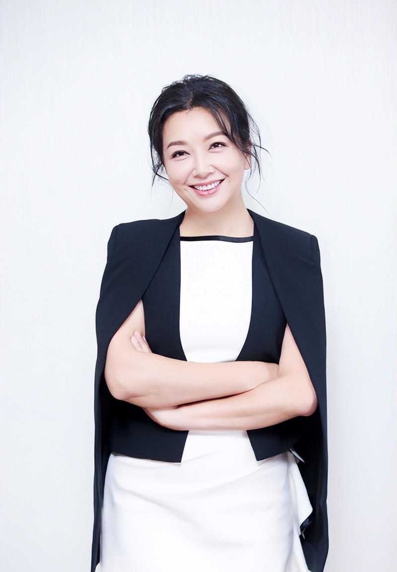 56岁江珊大胆尝试"后妈头",用印花裙展现丰满魅力,风采依旧!