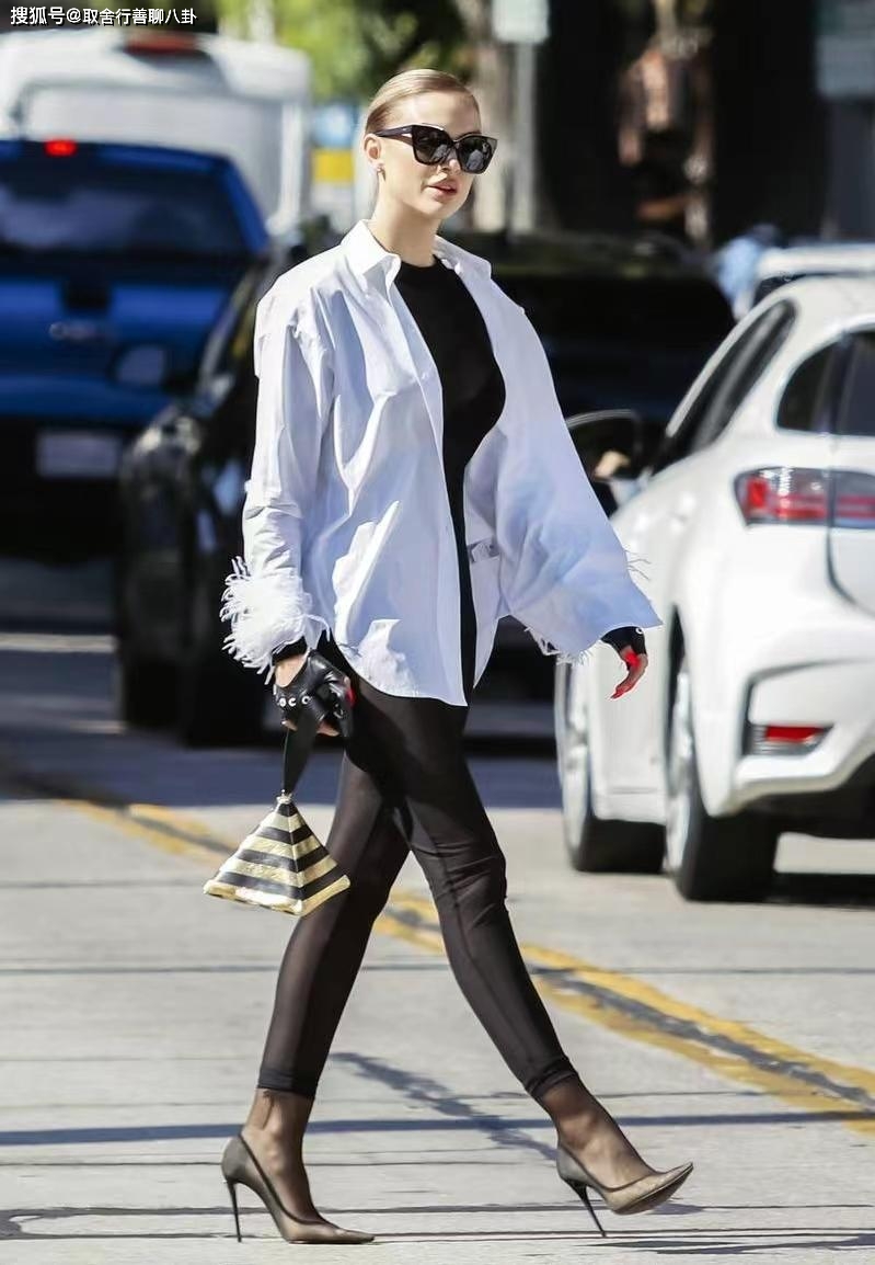 拉拉·肯特穿透视紧身衣,黑色内衣若隐若现性感火辣,魅惑迷人_照片