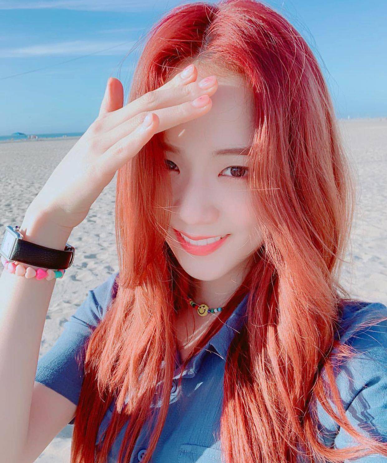 同组合的jisoo蓝色短衬衫,清新自然,加上超级鲜艳的发色,就是沙滩上超
