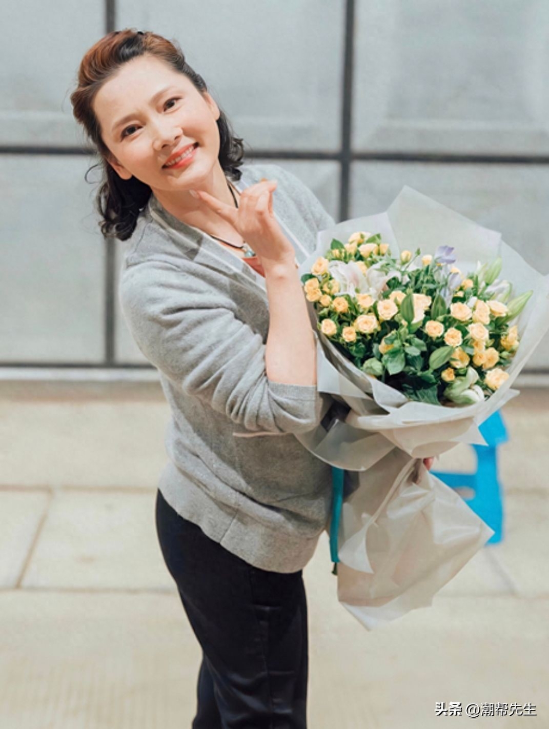 何赛飞告诉中年女人:长发盘起不乱,穿衣艳而不俗,老得优雅从容_女性