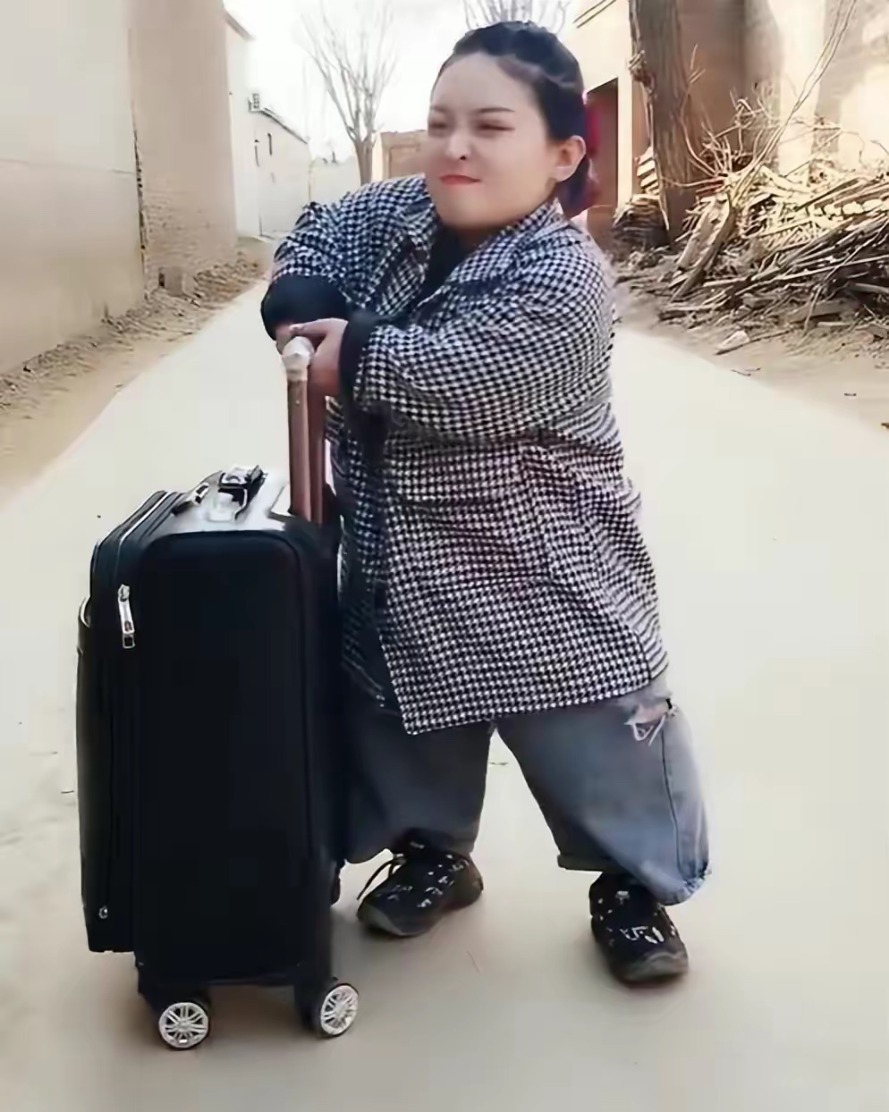 身高1米的侏儒女网红,嫁河北帅哥,如今惨遭抛弃,网友:太嘚瑟