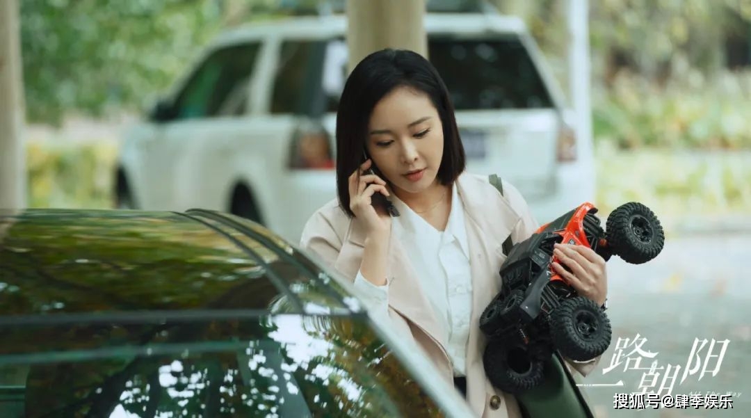 随后便是吴剑秋(高叶饰)看到了丈夫领着小三来买房的场景,因为吴剑秋