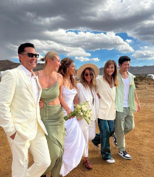 王敏德与吴彦祖冯德伦罕见相聚合影, 一家人飞国外见证大女儿结婚